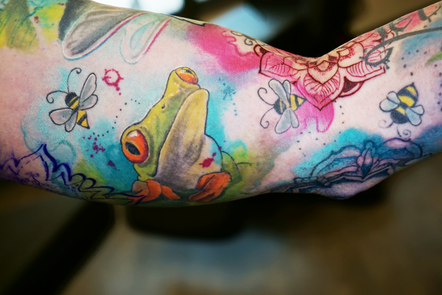 frog-colour-bee-tattoo-wonderlandstudios